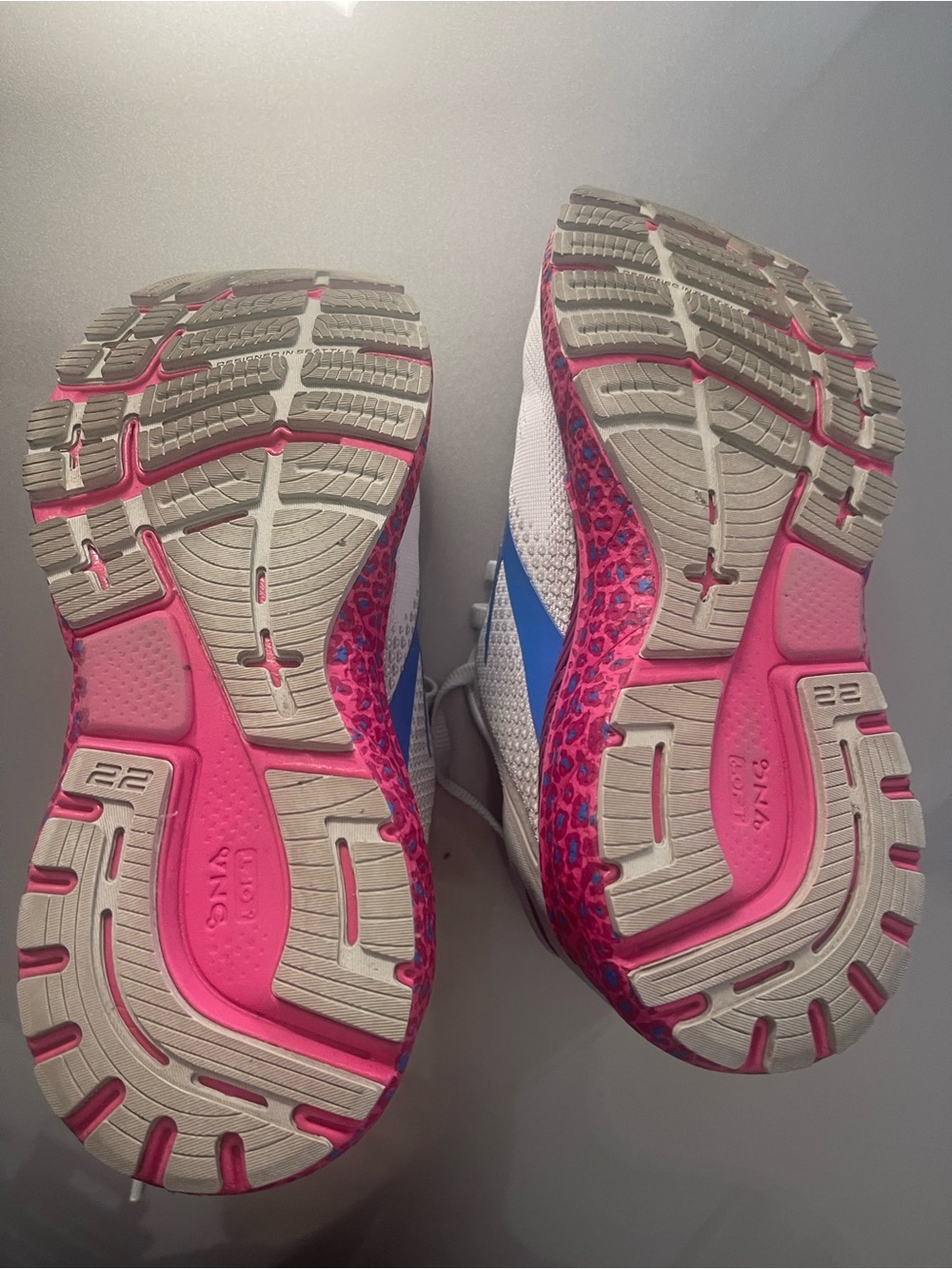 Brooks Adrenaline GTS 22 Women’s White Running Shoes with Pink and Blue Accents - Picture 6 of 11